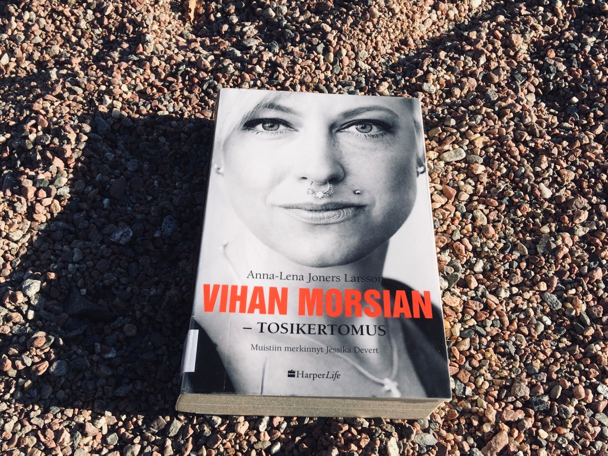 Äärioikeistolaisen ajattelun sisäistämisestä ja siitä&nbsp;irtaantumisesta